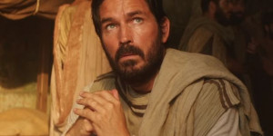 Jim Caviezel como São Lucas no filme Paulo, apóstolo de Cristo